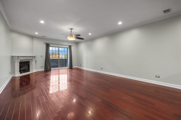 Property Photo: 4725 N Sheridan Road 4C IL 60640