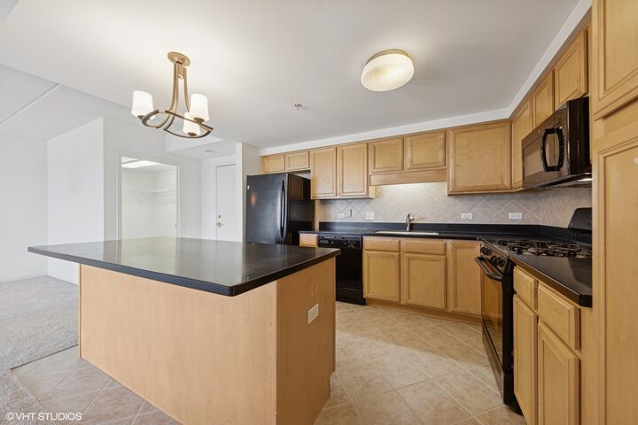 Property Photo:  1 N Beacon Place 606  IL 60525 