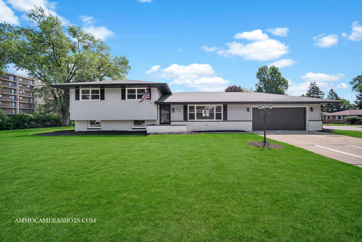 Property Photo:  1701 Newton Drive  IL 60450 