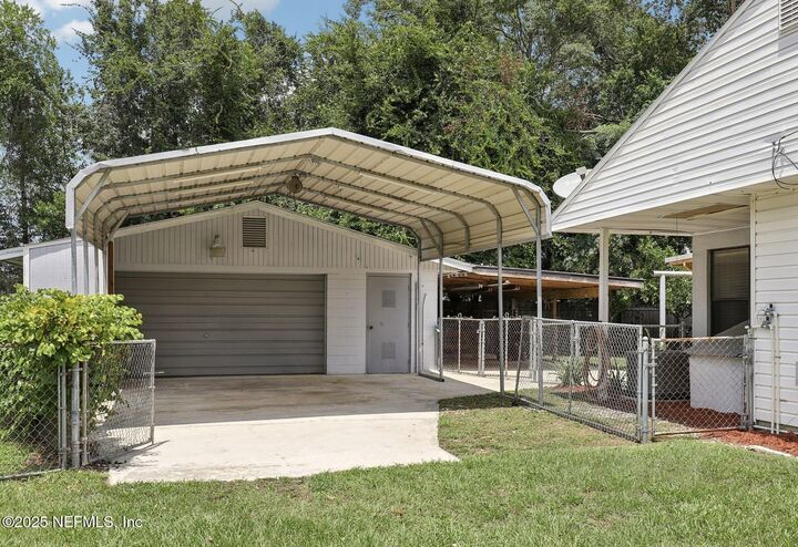 Property Photo: 7931 Cezanne Drive N FL 32221