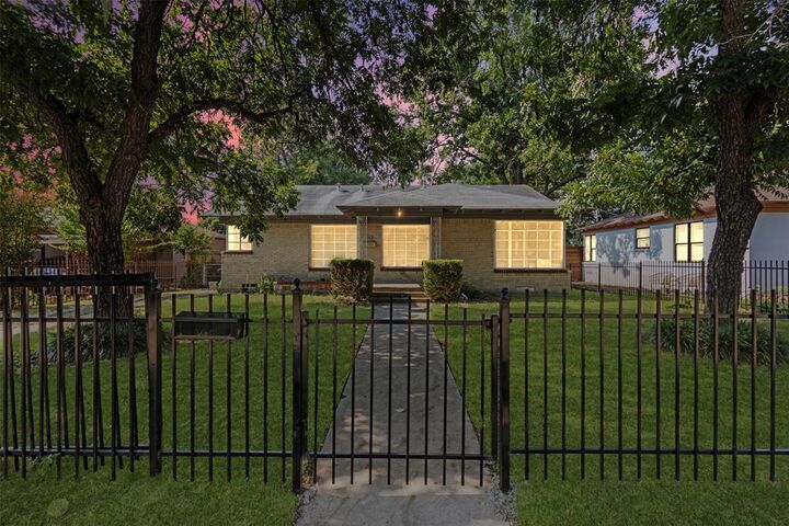 Property Photo:  1428 Barlow Avenue  TX 75224 
