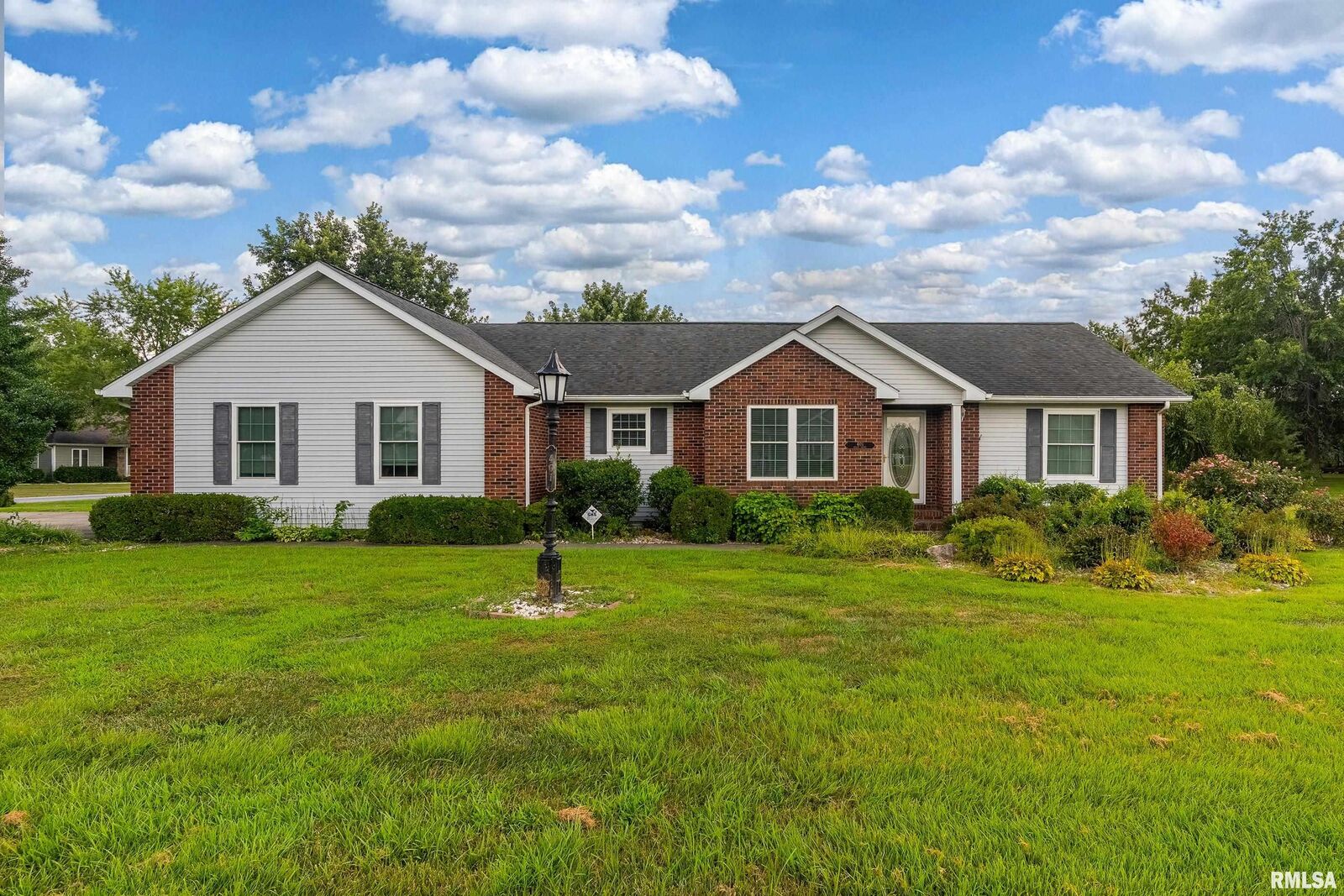 Property Photo:  401 Bogie Drive  IL 62948 