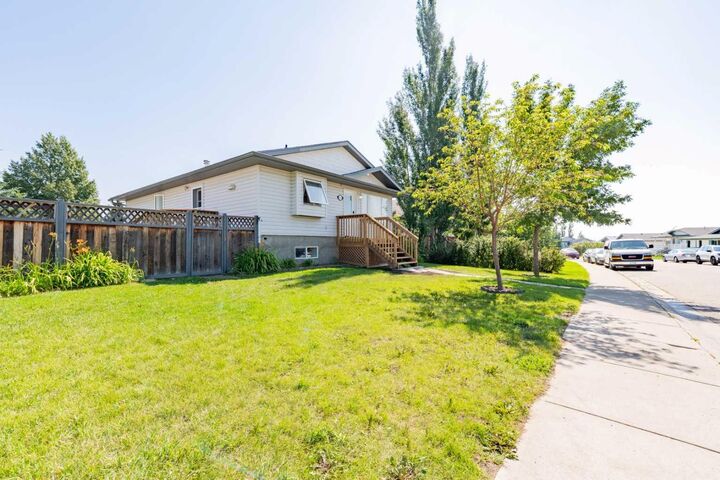 Property Photo: 27 Hay Place AB T0M 1B0