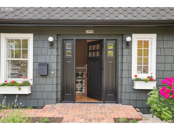Property Photo:  2950 SW Bennington Dr  OR 97205 