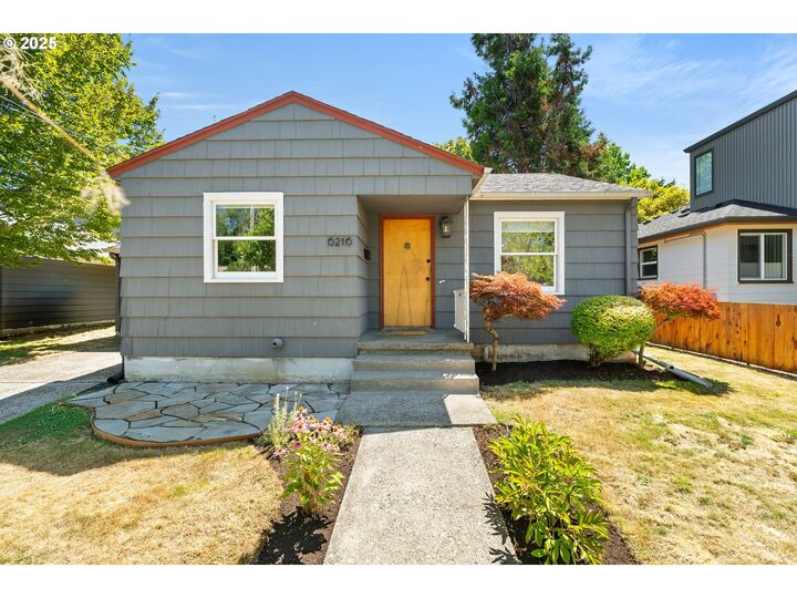 Property Photo:  6216 SE Clinton St  OR 97206 