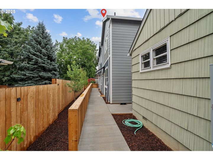 7822 SE Salmon St  Portland OR 97215 photo