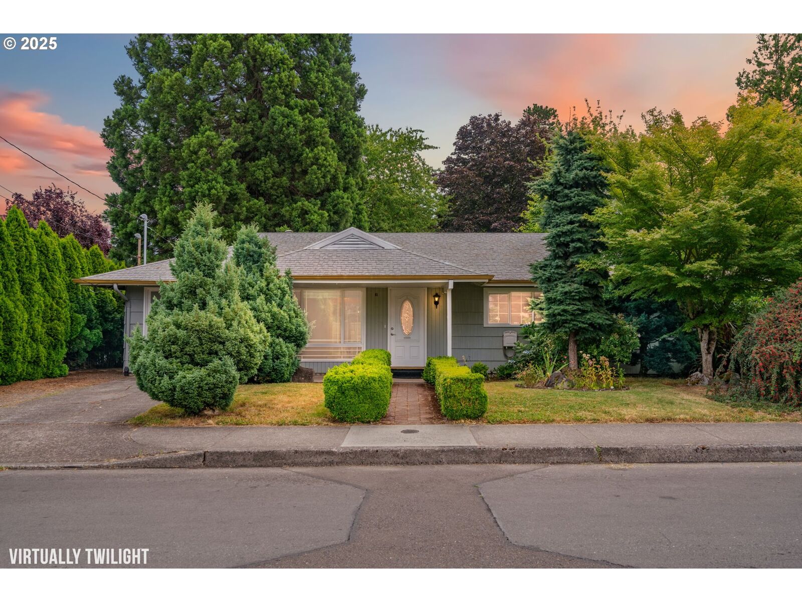 Property Photo:  236 SE Cleveland Ave  OR 97080 