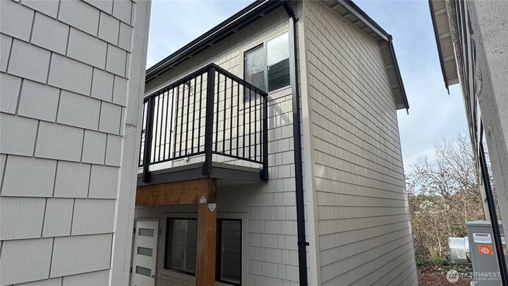 476 SE Barrington Dr #E  Oak Harbor WA 98277 photo