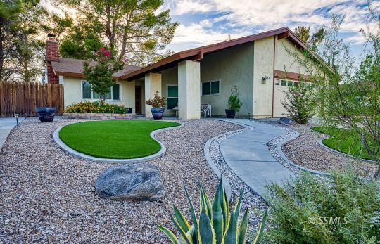 Property Photo: 631 Peg St CA 93555