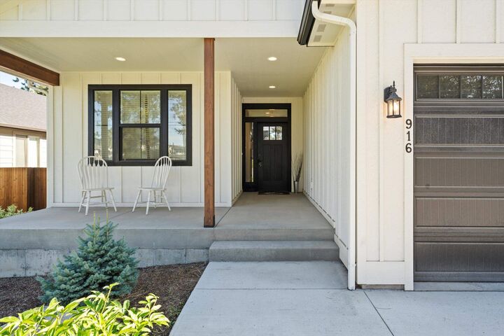 Property Photo: 916 E Farwell Rd WA 99208