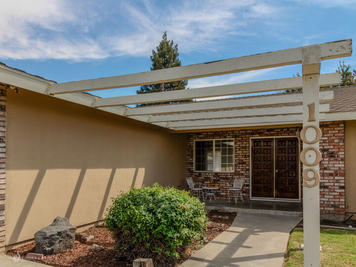 Property Photo:  1009 W Laura Ave Avenue  CA 93277 
