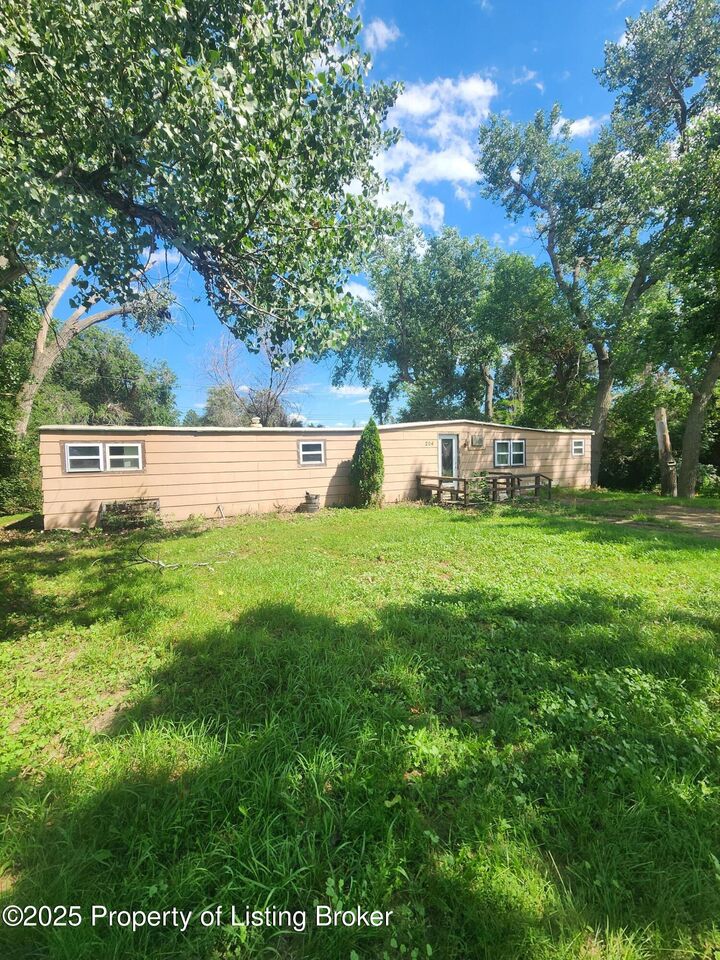 204 12th Street S  Hettinger ND 58639 photo