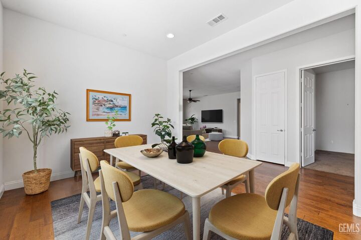 Property Photo: 9904 Toscana Drive CA 93306