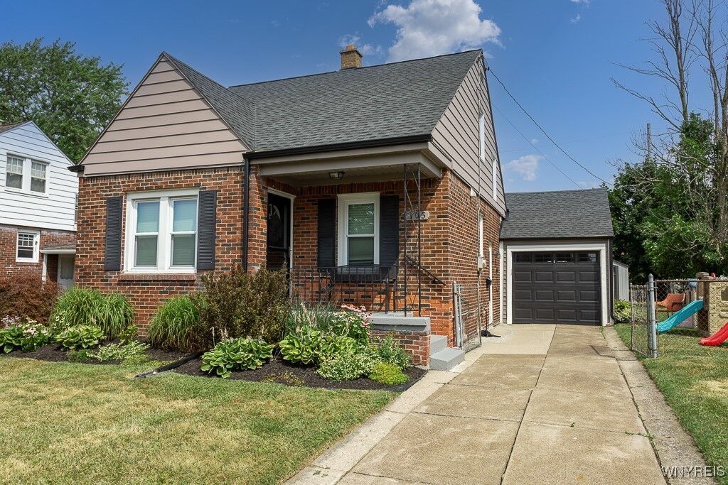 Property Photo:  105 Oakridge Avenue  NY 14217 