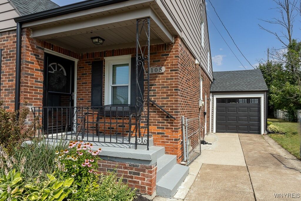 Property Photo:  105 Oakridge Avenue  NY 14217 