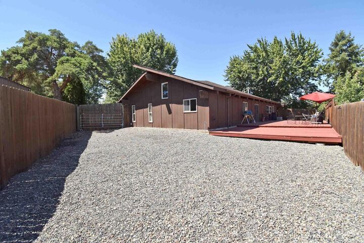 Property Photo: 2424 Sunset View Ct House And 2 Lots WA 99403