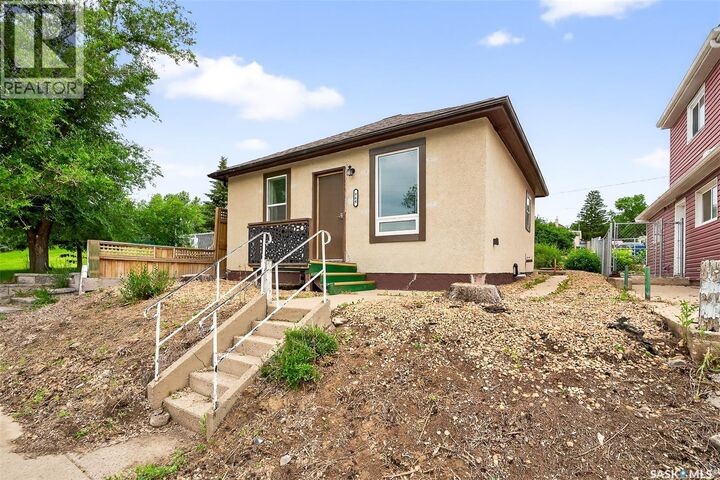 Photo de la propriété:  964 Athabasca Street W  SK S6H 2E4 