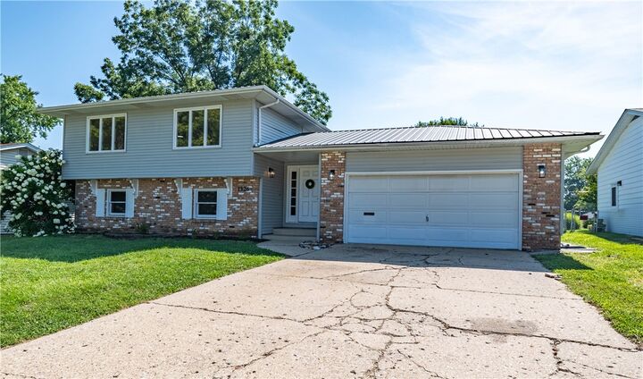Property Photo: 1826 N Oakcrest Avenue IL 62526