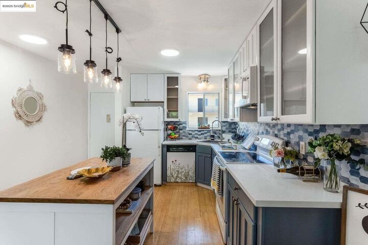 Property Photo: 325 Kitty Hawk Rd Unit 207 CA 94501