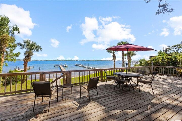 Property Photo: 1559 W Highway 98 FL 32569
