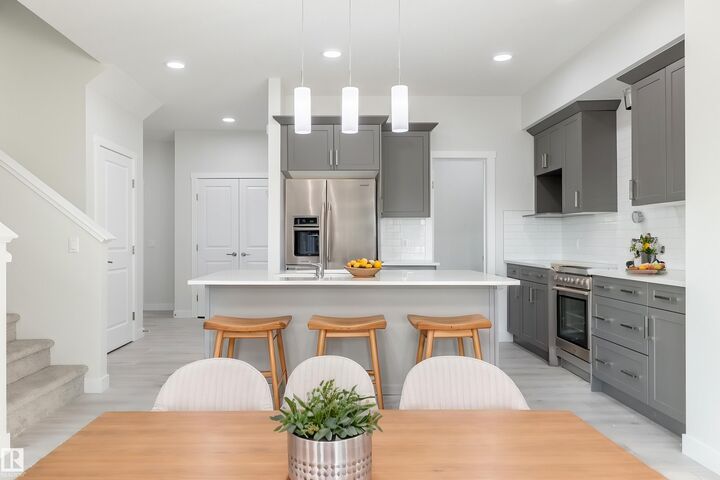 Photo de la propriété:  2411 189 Street NW  AB T6M 3H9 