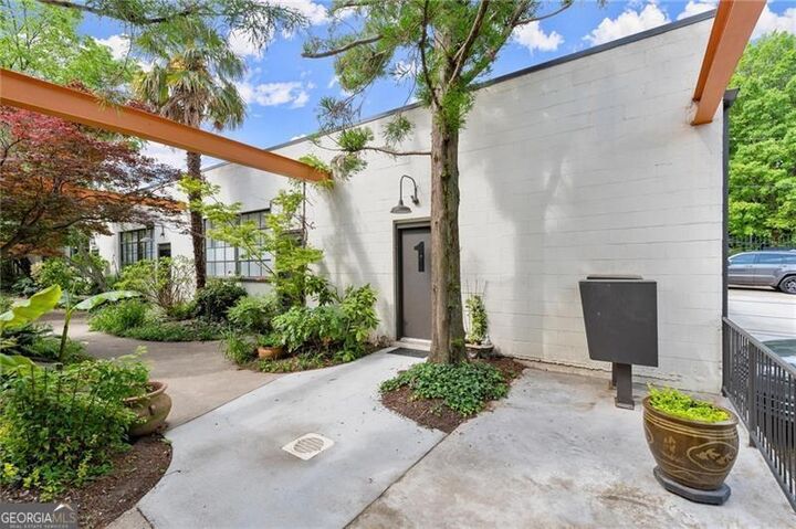 Property Photo:  830 Dekalb Avenue 1  GA 30307 