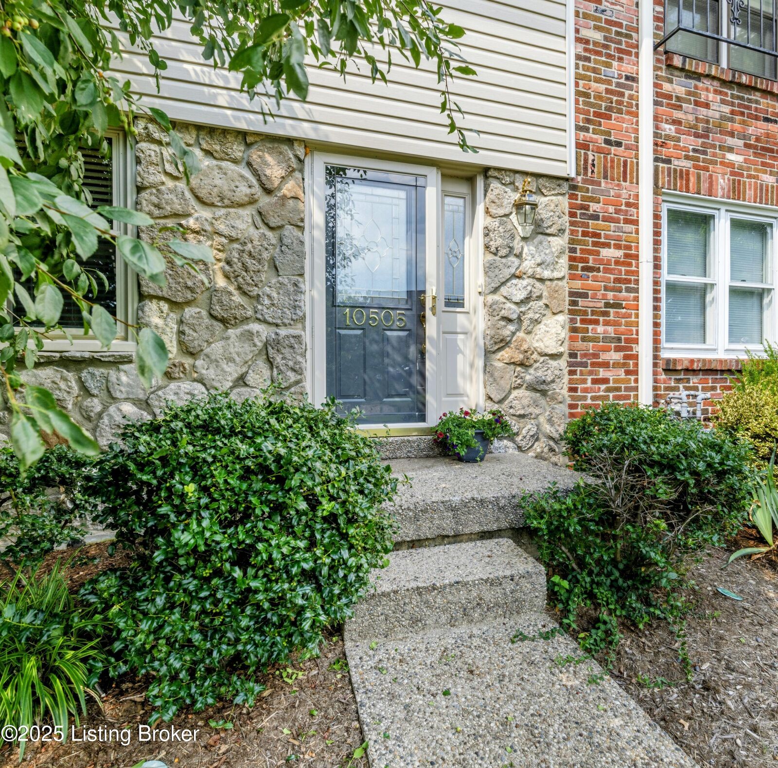 Property Photo: 10505 Kovats Ct KY 40223