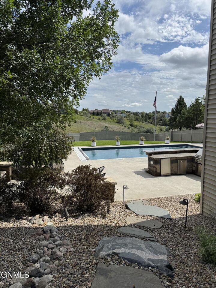 Property Photo: 1217 Eagle Crest Loop ND 58503