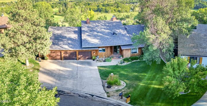 Property Photo:  96 Country Club Drive  ND 58501 