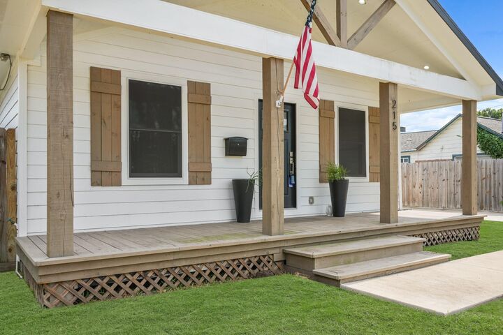Property Photo: 215 E Bernard Street TX 77531