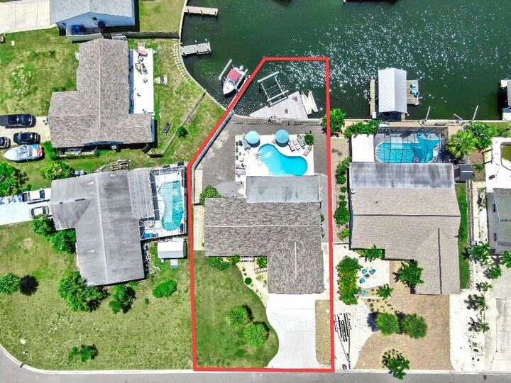 Property Photo: 1004 Sago Palm Way FL 33572