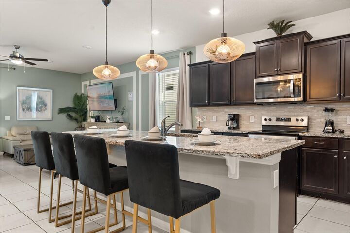 Property Photo: 2036 Lelani Cir FL 33897