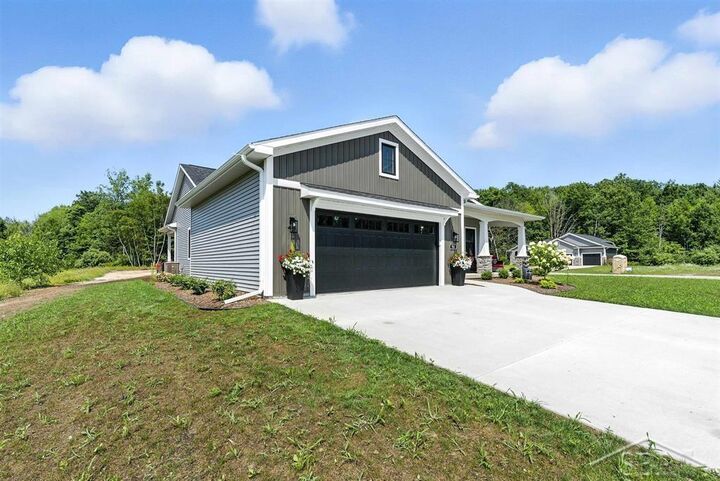 Property Photo:  701 Broadhead Drive  MI 48642 