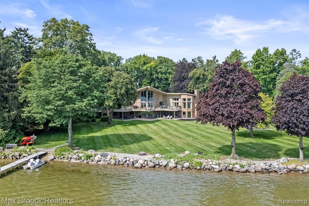 Property Photo: 3333 W Shore Drive MI 48324 2372
