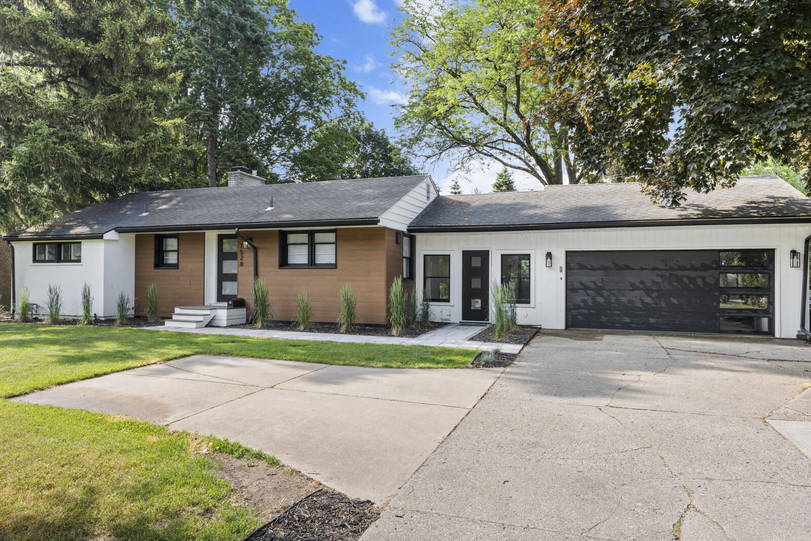 Property Photo: 1528 E Maple Road MI 48009