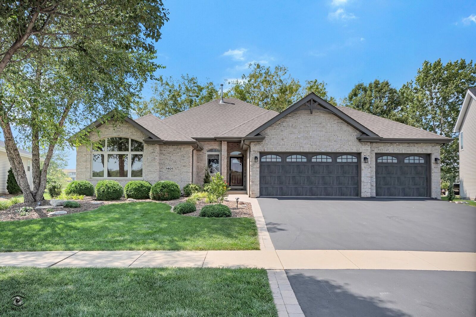 Property Photo:  1401 Rolling Pass  IL 60401 