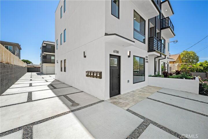 Property Photo:  6704 1/2 Kester Avenue  CA 91405 
