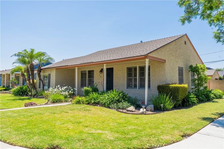 Property Photo: 2125 Lomina Avenue CA 90815