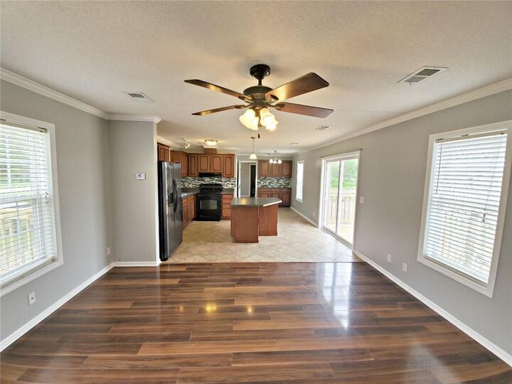 Property Photo: 631 E Bayou Road LA 70037
