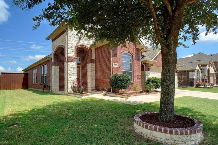 Property Photo: 4013 Bonita Avenue TX 76210