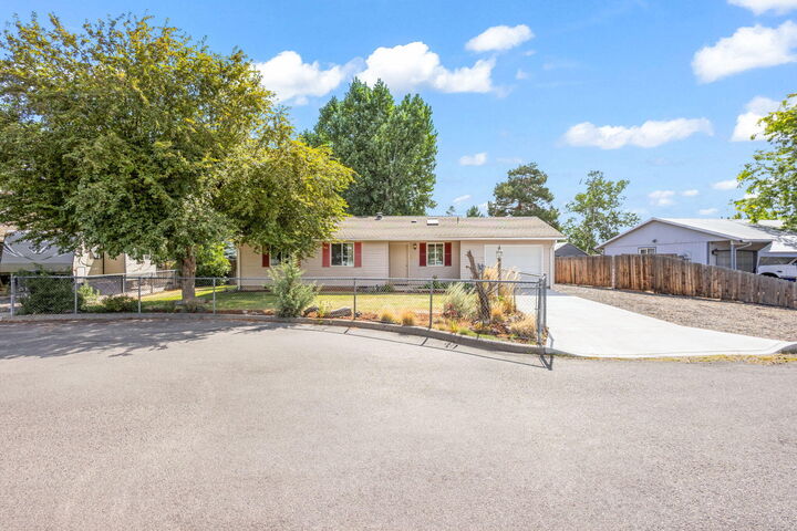 Property Photo:  1552 NE Alabama Way  OR 97754 