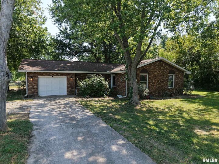 208 N Brown Street  Benton IL 62812 photo
