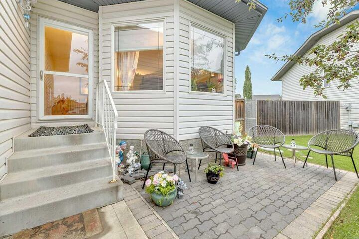 Property Photo:  15 Dolan Close  AB T4R 3A3 