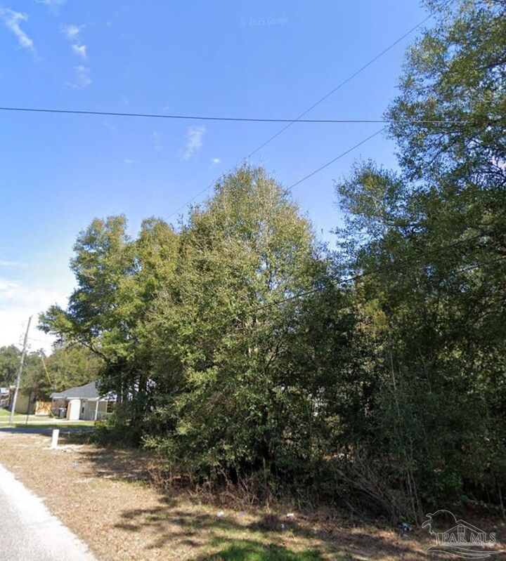 Property Photo: 6214 Montgomery Ave FL 32526