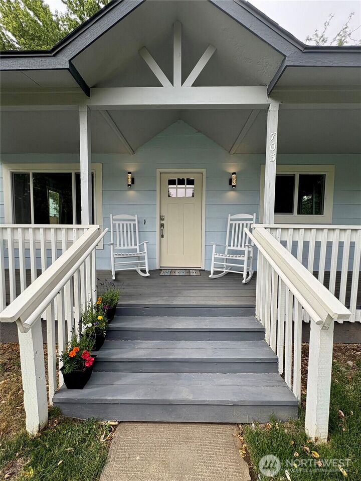 Property Photo:  703  Washington Street  WA 99362 