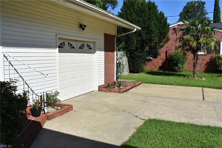 Property Photo: 216 Charlotte Dr VA 23701