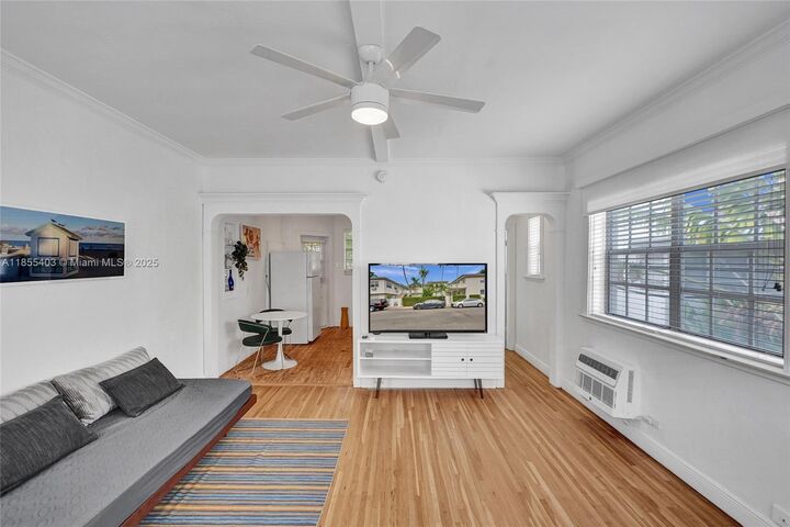 Property Photo: 717 Espanola Way 204 FL 33139