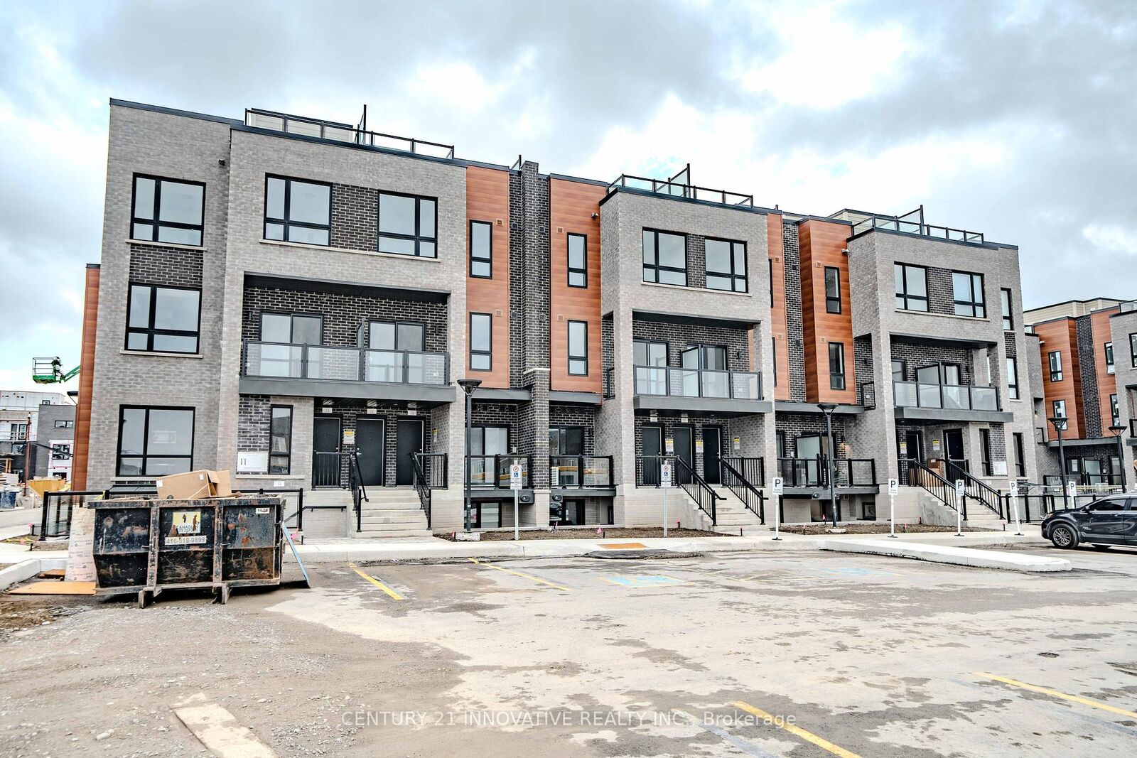 Property Photo:  11 Lytham Green Circle 5  ON L3Y 0H5 