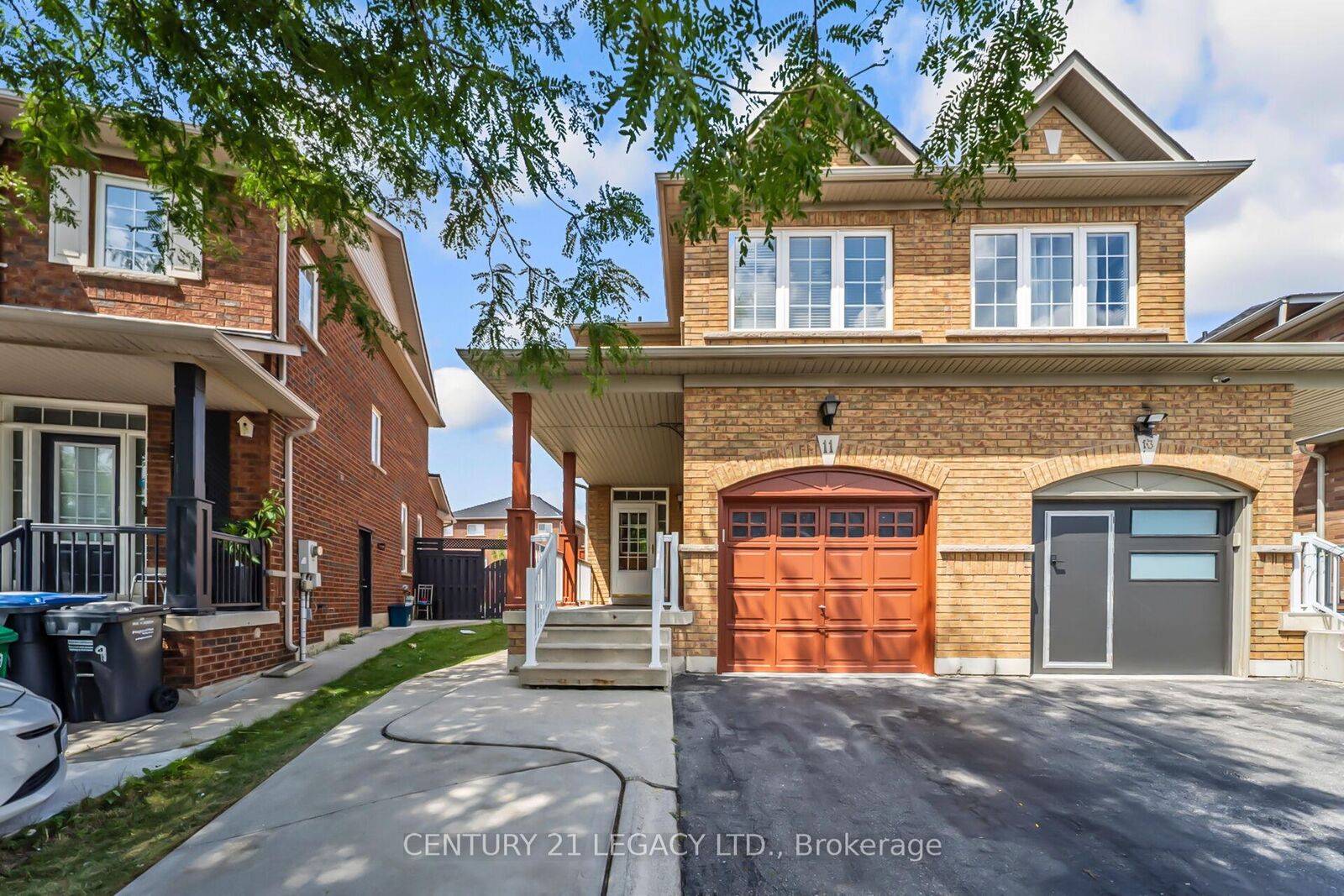 Photo de la propriété: 11 Nathaniel Crescent ON L6Y 5M4