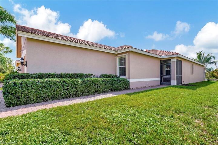 Property Photo:  10430 Spruce Pine Ct  FL 33913 